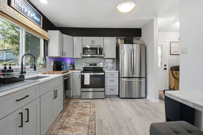 Building Photo - 1004 E Red Cedar Cir