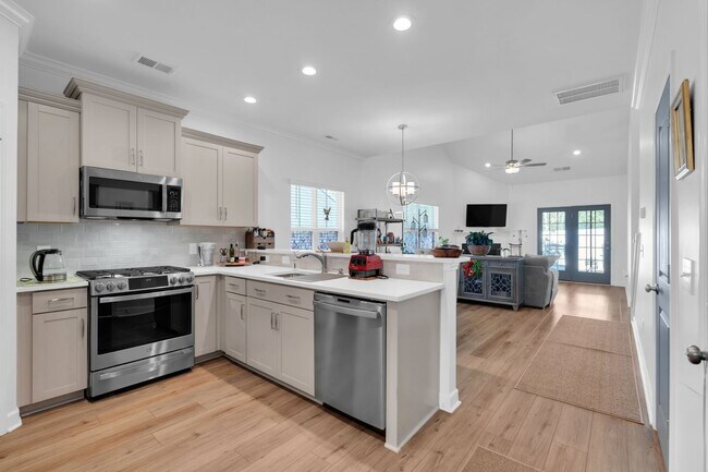 Building Photo - Beautiful Fully Furnished.