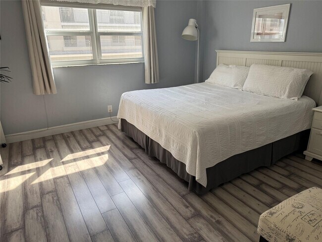 Building Photo - 1161 Hillsboro Mile