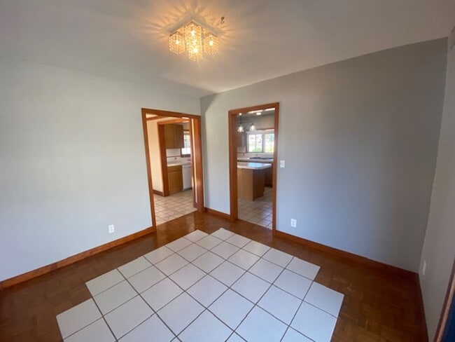 Building Photo - Inviting Pacific Grove Home!