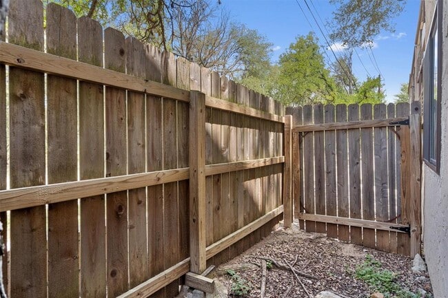 Building Photo - 6810 Deatonhill Dr