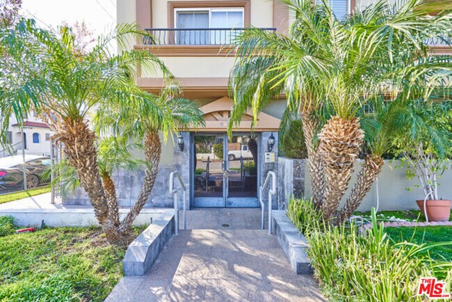 Building Photo - 601 Serrano Ave
