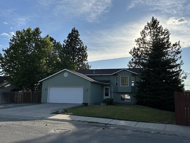 Building Photo - 2565 N Stagecoach Dr