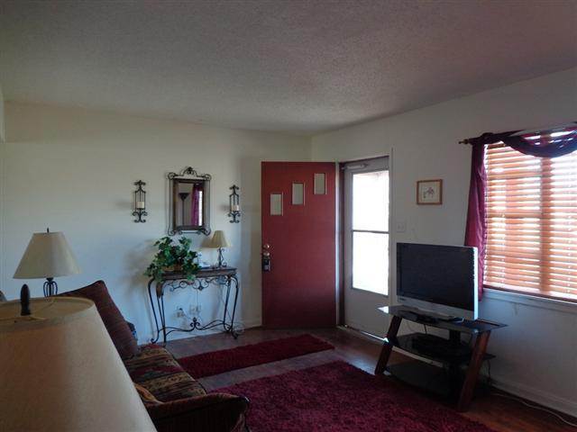 Building Photo - 2 Bed 1 Bath Home