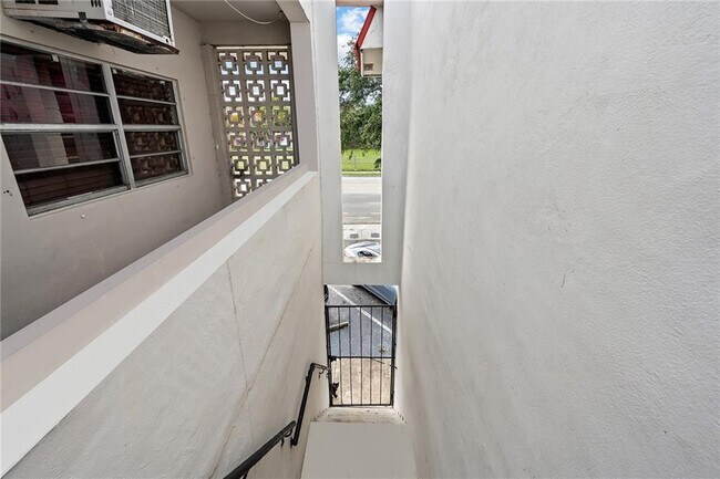 Building Photo - 1142 NE 4th Ave