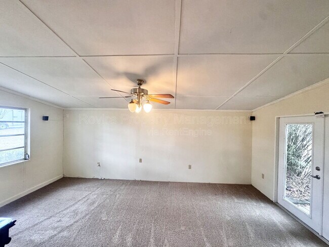 Building Photo - 627 E Warner St