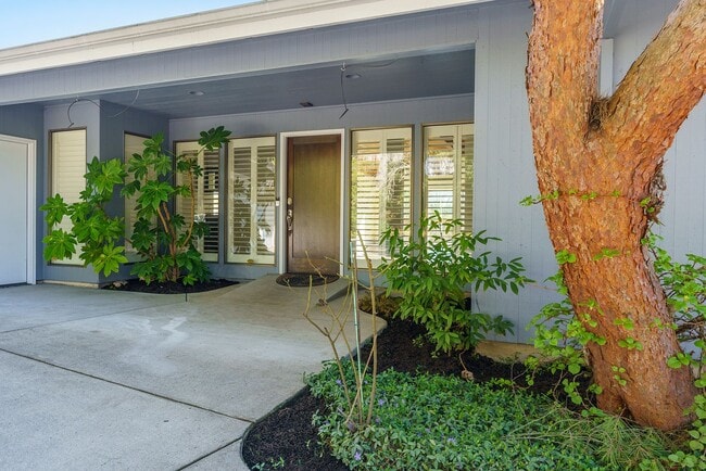 Building Photo - 4-Bedroom Luxury Home for Rent by Portland...