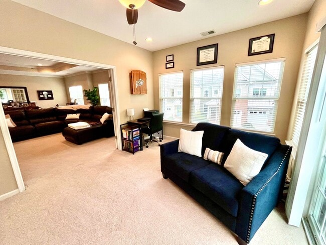 Building Photo - 3BR Open Floor Plan with Sunroom & Garage!