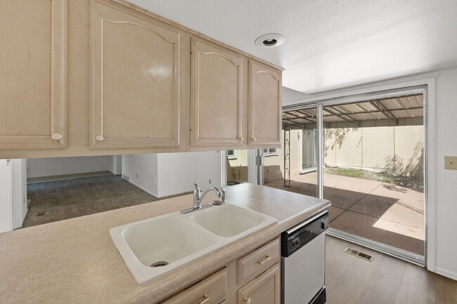 Building Photo - Close to Fort Carson and Cheyenne Mountain, 3 bedroom townhome with 2 car garage.