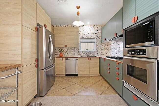 Building Photo - 930 E Whitton Ave