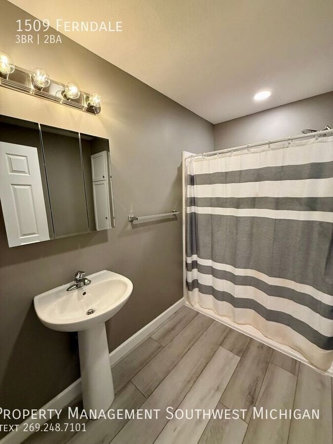 Building Photo - 1509 Ferndale-