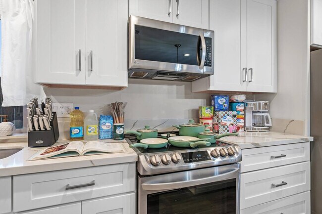 Building Photo - 13075 Old West Ave