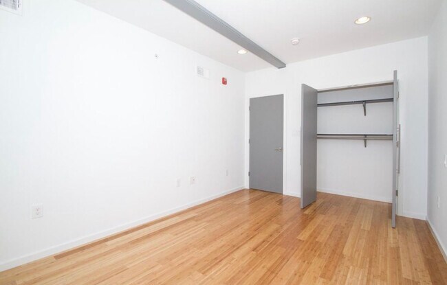 Building Photo - 534 E Girard Ave