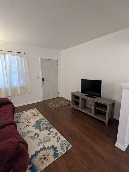 Building Photo - 232 31st St NE