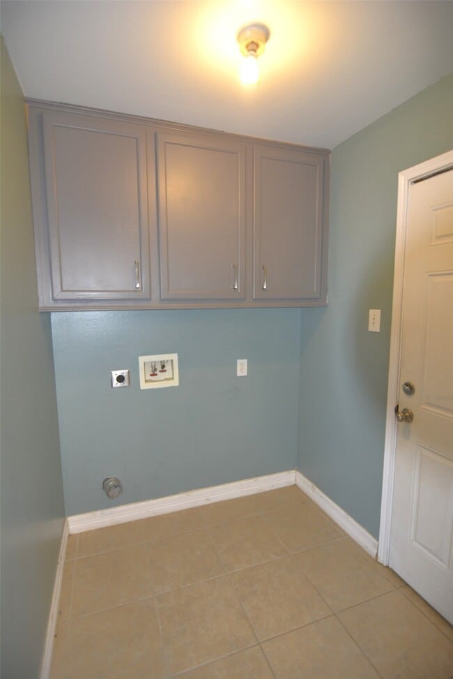 Building Photo - 7423 River Pines Dr