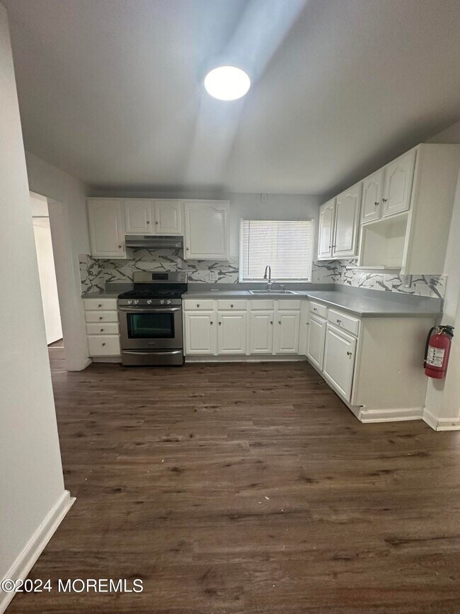 Building Photo - 56 Steiner Ave