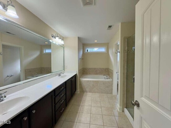 Building Photo - 4008 Vallonia Dr