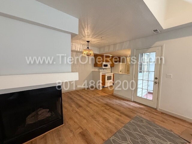 Building Photo - move in special: $500 off first months rent
