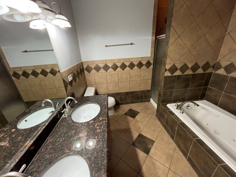 Building Photo - 1918 W Cermak Rd