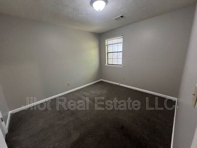 Building Photo - 803 Heritage Oaks Dr