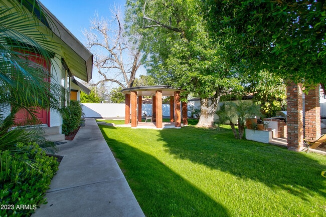 Building Photo - 2215 W Augusta Ave