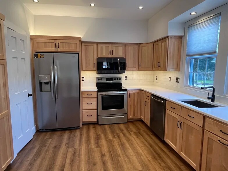 Building Photo - 723 E 10th St