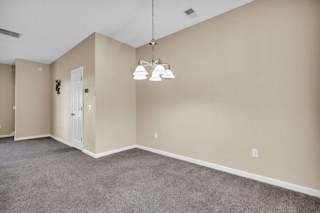 Building Photo - Charming 3-Bed Townhome in Prime Richmond Hill Location!