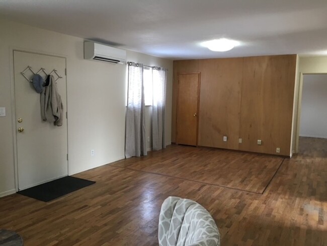 Building Photo - Orchard District- 2 bdrm 1 bath plus bonus...