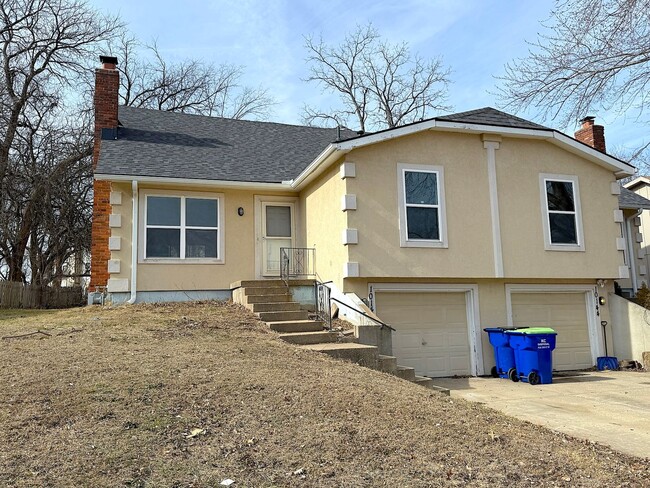 Building Photo - Fresh Updated 1/2 Duplex in Overland Park