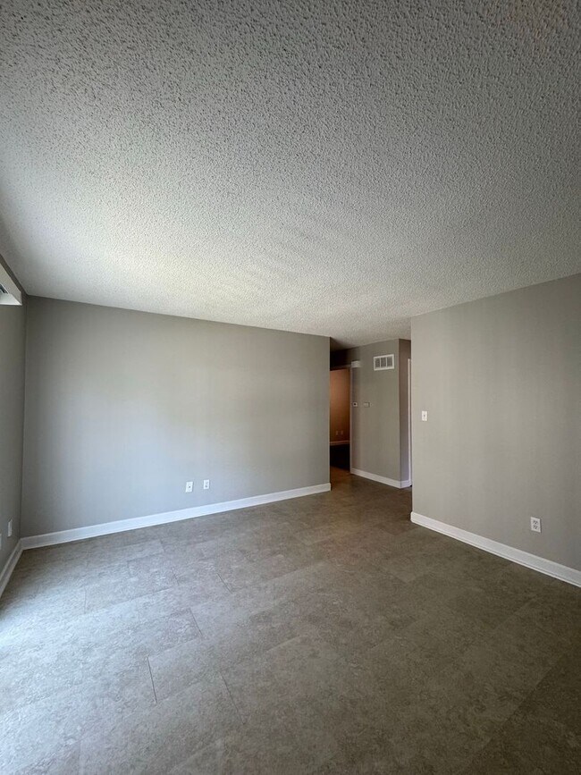 Building Photo - 2 Bed Duplex with Bonus Room & Garage
