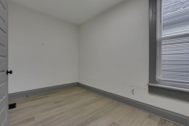 Building Photo - 112 S Cypress Ave