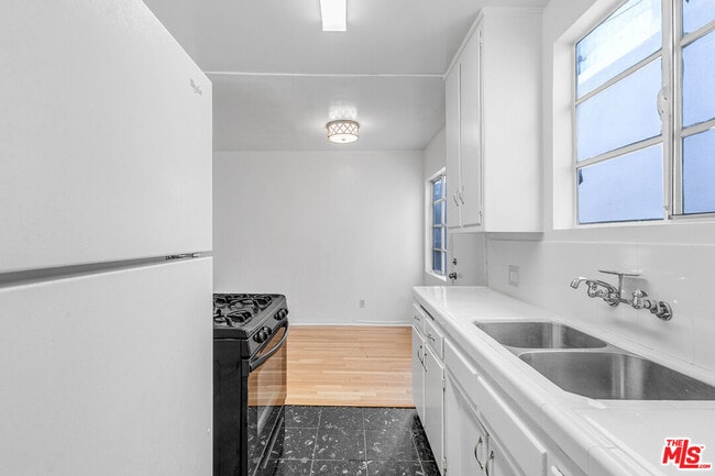 Building Photo - 1342 Yale St