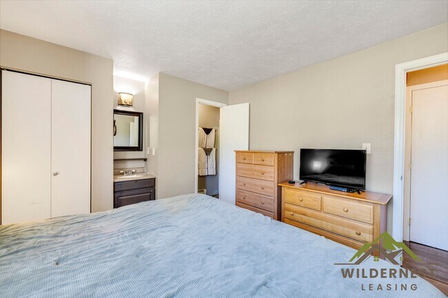 Building Photo - Buffalo Ridge - Spacious unit with Wifi, Covered Parking & Clubhouse