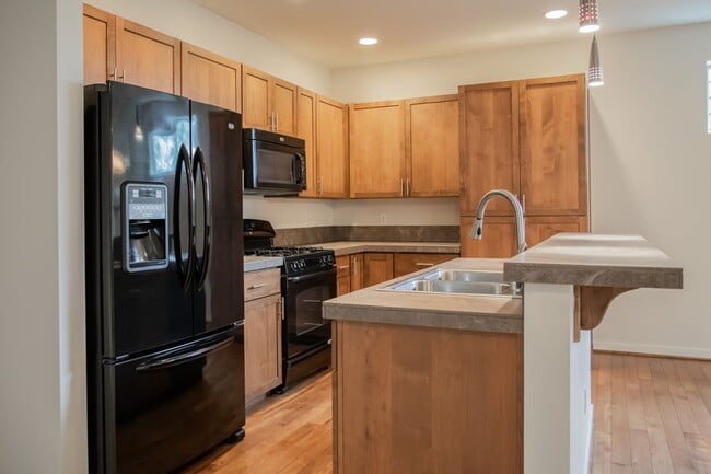 Building Photo - Spacious 1,884 sq ft 3bd 2.5bth home w/ loft & 2 car garage!