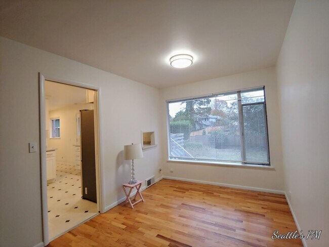 Building Photo - Beautifully Updated 4 Bedroom Home in Sherdian Beach- Includes Beach Club Access