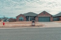 Building Photo - Gorgeous 4 Bed 2.5 Bath in Yukon!
