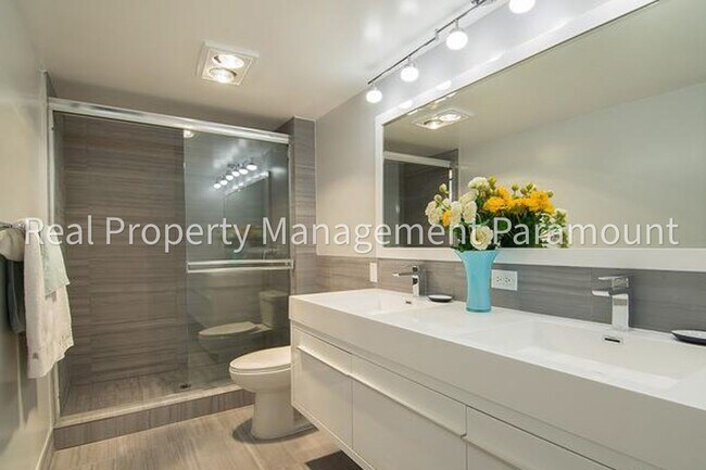 Building Photo - Spacious Condo with Relaxing Pool Views