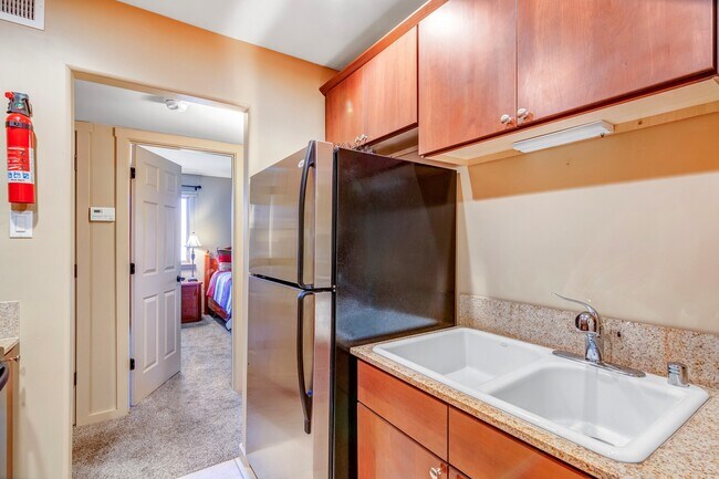 Building Photo - Beautifully Furnished One Bedroom Condo near Hospital Available Now!