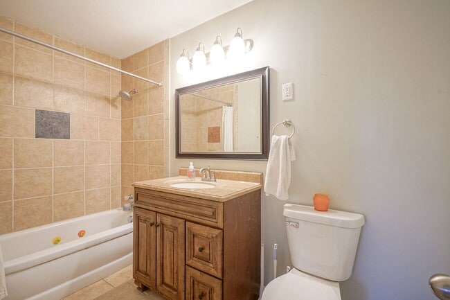 Building Photo - 1005 Chevy Chase Ln