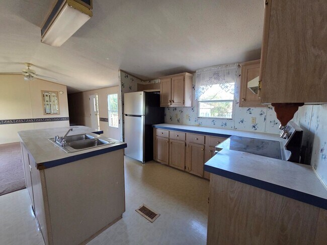 Building Photo - 106 Clark St