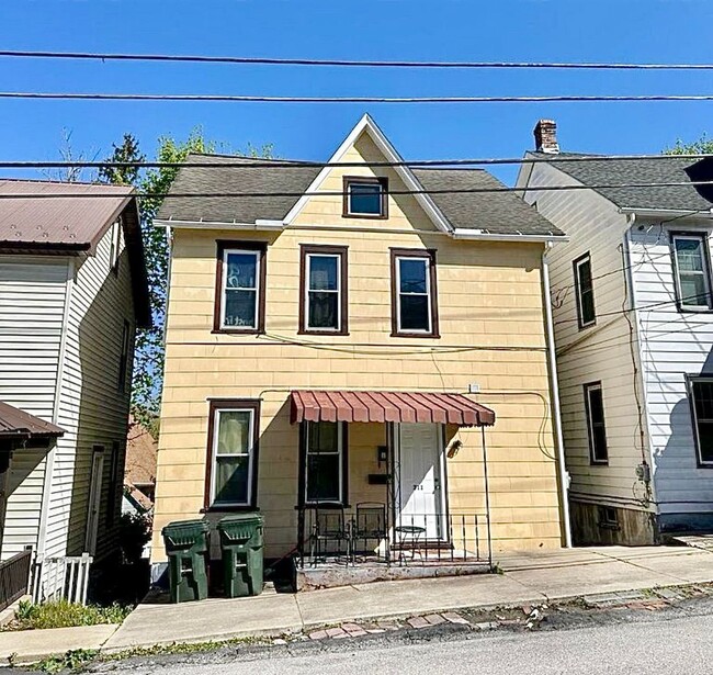 Primary Photo - 311 E Lamb St