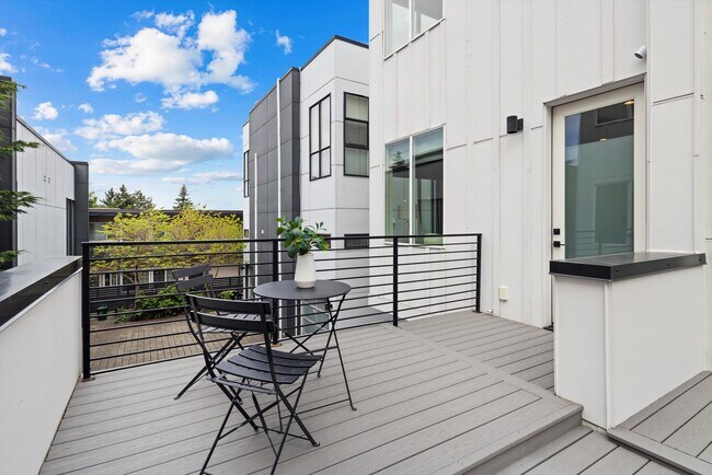 Building Photo - Bright & Charming 2bed/2bath Townhome in P...