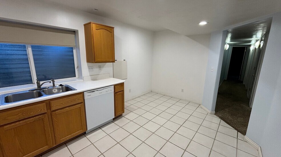 Building Photo - 873 Beckys Cove