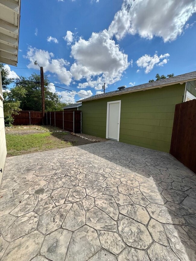 Building Photo - NOW AVAILABLE - 4 Bedroom + 3 Bathroom Hom...