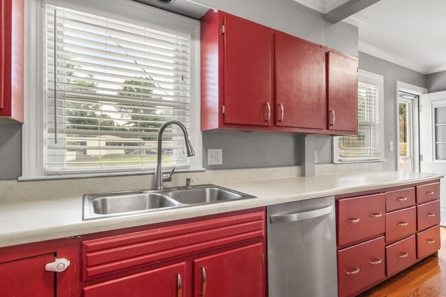 Building Photo - 3 Bed/2 Bath.  Pet Friendly. Large Yard. No Security Deposit