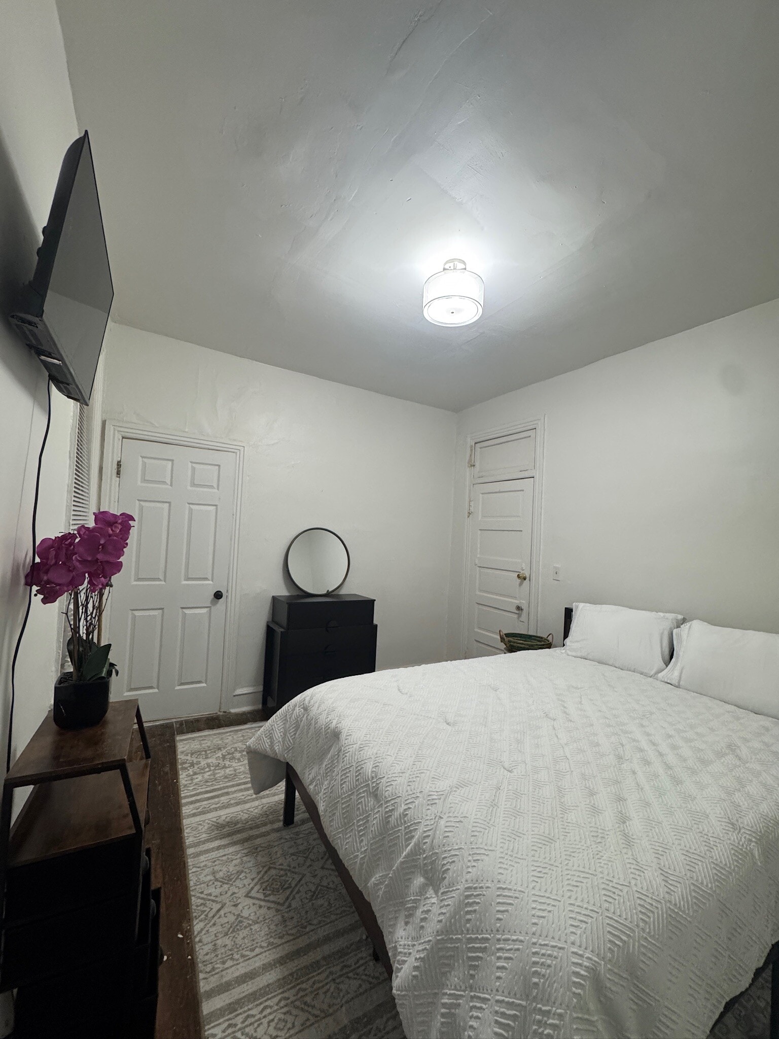 Queen Bedroom - 5409 Walnut St