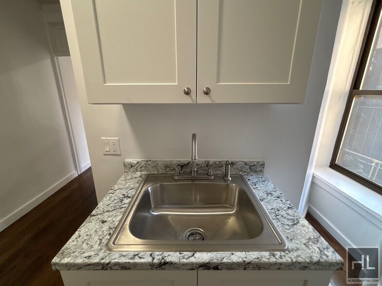 Building Photo - YORK AVENUE