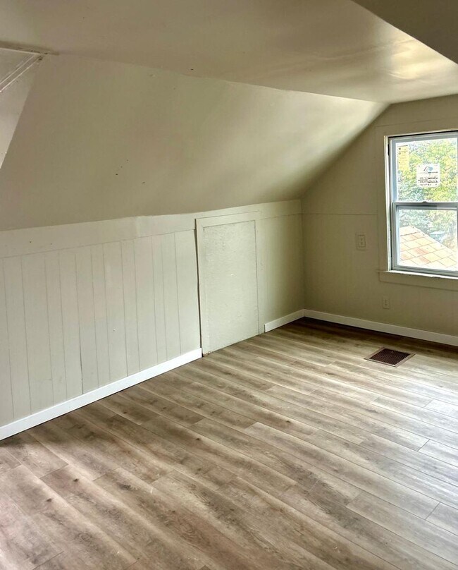 Building Photo - 2-Bedroom Single Family Home