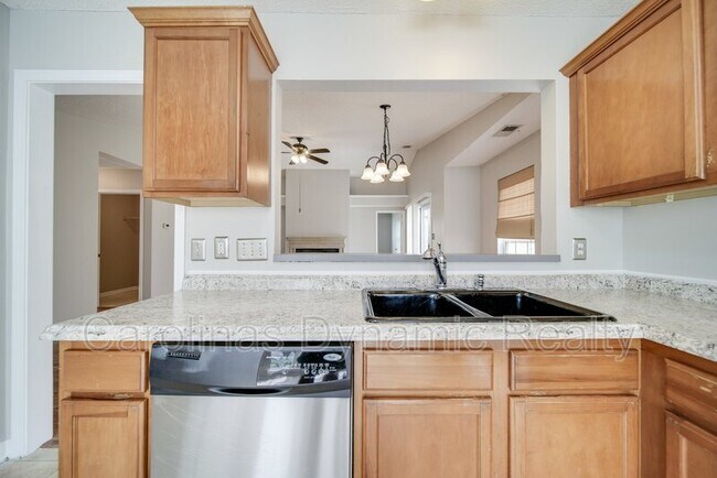 Building Photo - 120 Lantana Dr
