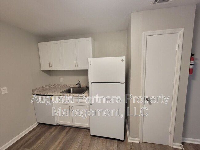 Building Photo - 112 3rd St